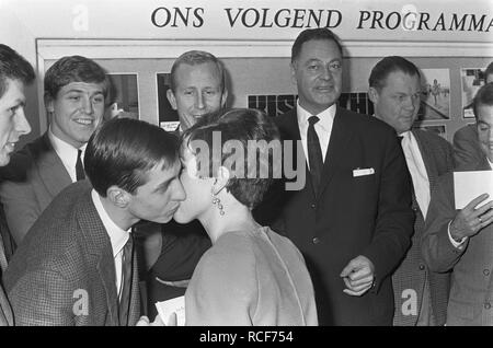 Ajax-elftal in der Stadt - Theater, Johan Cruijff krijgt Bestanddeelnr kusje, 919-9067. Stockfoto