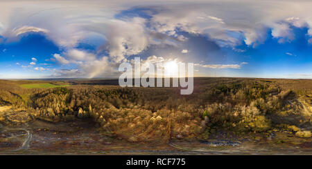 360 Grad Panorama Ansicht von 360-Landschaft von Luftaufnahmen über einem Wald im Norden Deutschlands