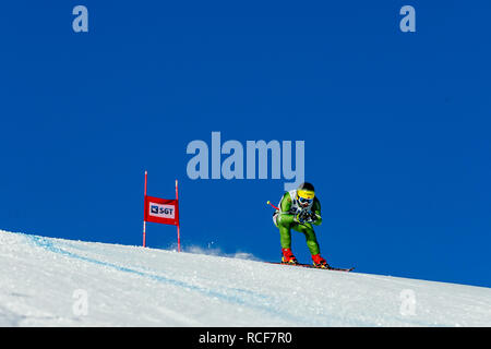 Magnitogorsk, Russland - Dezember 19, 2018: Männer Athlet Racer in Skifahren während der nationalen Meisterschaft Ski Alpin Stockfoto