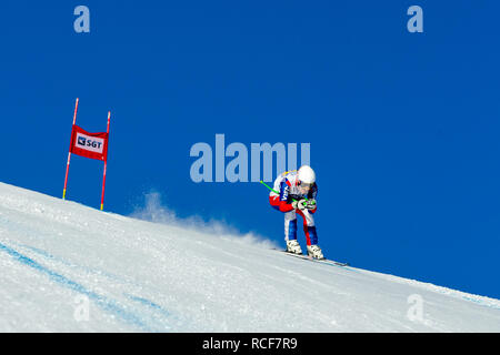 Magnitogorsk, Russland - Dezember 19, 2018: Männer Athlet Racer in Skifahren während der nationalen Meisterschaft Ski Alpin Stockfoto