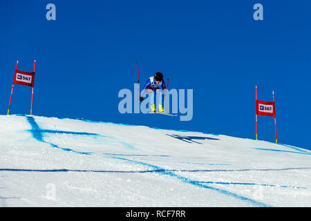 Magnitogorsk, Russland - Dezember 19, 2018: Männer Athlet Racer in Skifahren während der nationalen Meisterschaft Ski Alpin Stockfoto