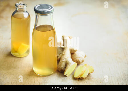 Flasche detox Ingwer Wasser auf Holz- Hintergrund Stockfoto