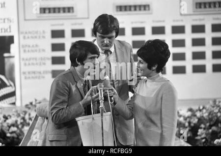 Aktie Bisschop Bekkers im Carré van Mies Bouwman, Amsterdam. Kees van Kooten (li, Bestanddeelnr 922-4002. Stockfoto