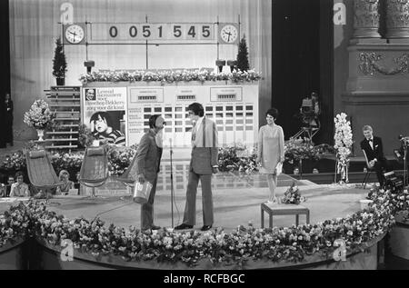 Aktie Bisschop Bekkers im Carré van Mies Bouwman, Amsterdam. Kees van Kooten (li, Bestanddeelnr 922-4005. Stockfoto