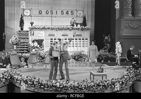 Aktie Bisschop Bekkers im Carré van Mies Bouwman, Amsterdam. Kees van Kooten (li, Bestanddeelnr 922-4006. Stockfoto