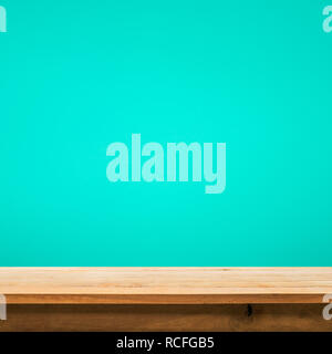 Leere Holz Tischplatte auf farbigen Hintergrund. Stockfoto
