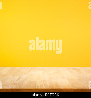 Leere Holz Tischplatte auf farbigen Hintergrund. Stockfoto