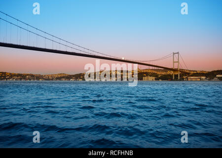 Brücke über den Bosporus in der Dämmerung Dämmerung unter hellen Mond Stockfoto