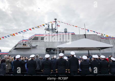 MAYPORT, Fla. (Jan. 12, 2019) Die Menge steht als Fähnrich über USS Wichita (LCS 13), während der Inbetriebnahme Zeremonie am Naval Station Mayport, Jan. 12 angehoben wird. LCS 13 Ist der vierzehnte Littoral Combat Ship die Flotte und das Siebte der Freiheit Variante eingeben. Es ist der dritte Marine Combat Ship benannt nach Wichita, die größte Stadt in Kansas. (U.S. Marine Foto von Mass Communication Specialist 3. Klasse Alana Langdon/Freigegeben) Stockfoto