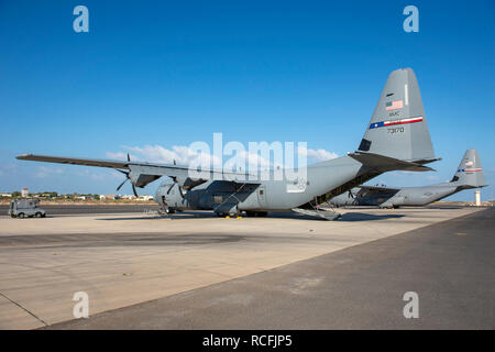 CAMP LEMONNIER, Dschibuti - Zwei US Air Force C-130J Super Hercules-transportflugzeuge, Vorwärts - mit 317 Airlift Wing, 75th Expeditionary Airlift Squadron (75 EAS) auf dem Flugplatz in Camp Lemonnier, Jan. 12, 2019 geparkt zugewiesen werden. 75 EAS unterstützt Combined Joint Task Force-Horn von Afrika und Camp Lemonnier mit medizinischen Evakuierungen, Katastrophenhilfe, humanitäre und airdrop Operationen. Camp Lemonnier ist eine Installation, die USA ermöglicht, Verbündeten und Partner nation Kräfte, wo und wann sie benötigt werden Sicherheit in Europa, Afrika und Südwestasien zu gewährleisten. (U.S. Marine Stockfoto