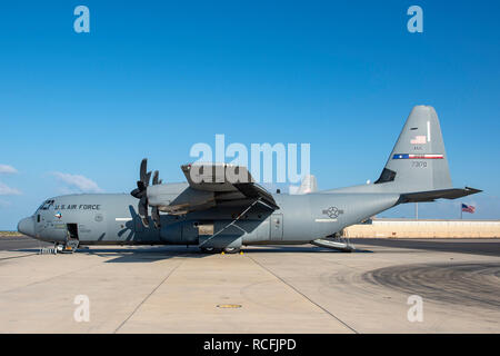 CAMP LEMONNIER, Dschibuti - Zwei US Air Force C-130J Super Hercules-transportflugzeuge, Vorwärts - mit 317 Airlift Wing, 75th Expeditionary Airlift Squadron (75 EAS) auf dem Flugplatz in Camp Lemonnier, Jan. 12, 2019 geparkt zugewiesen werden. 75 EAS unterstützt Combined Joint Task Force-Horn von Afrika und Camp Lemonnier mit medizinischen Evakuierungen, Katastrophenhilfe, humanitäre und airdrop Operationen. Camp Lemonnier ist eine Installation, die USA ermöglicht, Verbündeten und Partner nation Kräfte, wo und wann sie benötigt werden Sicherheit in Europa, Afrika und Südwestasien zu gewährleisten. (U.S. Marine Stockfoto