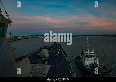 181222-N-JI 086-121 NAVAL STATION Rota, Spanien (31. 22, 2018) Der Arleigh-burke-Klasse geführte Anti-raketen-Zerstörer USS Donald Cook (DDG75) kommt beim Naval Station Rota, Spanien, Dez. 22, 2018. Donald Cook, Vorwärts - Rota, Spanien eingesetzt, ist auf seine achte Patrouille in den USA 6 Flotte Bereich der Maßnahmen zur Unterstützung der US-amerikanischen nationalen Sicherheitsinteressen in Europa und Afrika. (U.S. Marine Foto von Mass Communication Specialist 2. Klasse Ford Williams/Freigegeben) Stockfoto