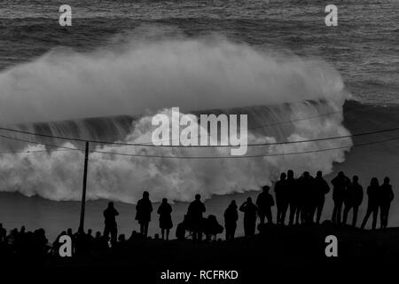 Hohe Wellen am Strand Praia do Norte, Nazaré, Portugal Stockfoto