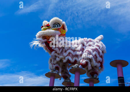 Lion Dance und Konfetti während des chinesischen neuen Jahres Feier Stockfoto