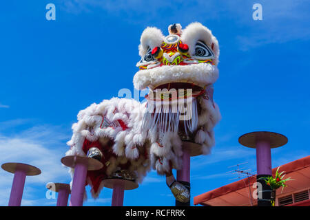 Lion Dance und Konfetti während des chinesischen neuen Jahres Feier Stockfoto