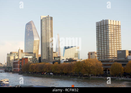 Wolkenkratzer neben dem Fluss Themse in London. Stockfoto