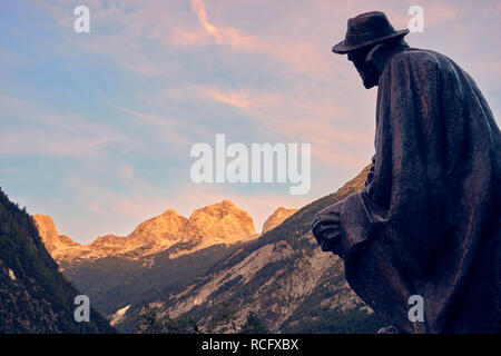 Kugy benannt ist Denkmal, Trenta, Soca Tal, Gorenjska, Slowenien. Blick auf Jalovec in den Julischen Alpen Stockfoto