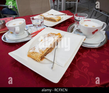 Apfelstrudel und zwei Tassen Kaffee, Salzburg, Österreich Stockfoto