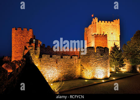 Nächtliche Ansicht der mittelalterlichen Burg Stockfoto