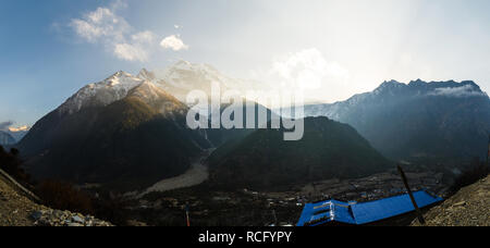 Blick auf Annapurna II bei Sonnenuntergang von Upper Pisang, Nepal, Annapurna Circuit Stockfoto