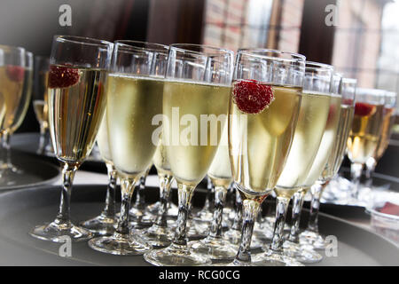 Fach Champagner in Flöten bei einer Hochzeit. Stockfoto