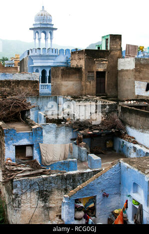 Pushkar, Rajasthan/Indien - Juli 2011: Der Blick in einen Hinterhof in der Stadt Pushkar Stockfoto