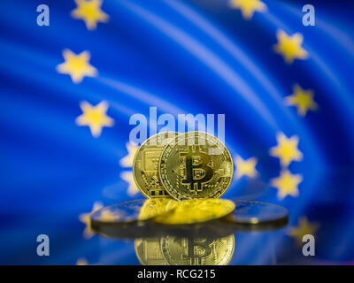Bitcoin gold Münze und Defokussierten europäische Flagge Hintergrund. Virtuelle cryptocurrency Konzept. Stockfoto