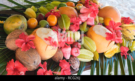 Tropische Früchte Hintergrund, viele bunte reife tropische Früchte Stockfoto