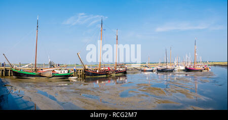 Segelboote im Hafen bei Ebbe, Westfriesische Insel Schiermonnikoog, Niederlande Stockfoto