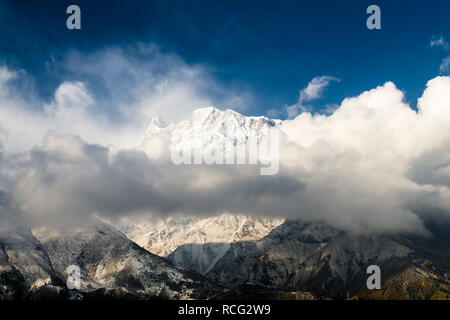 Annapurna III erscheinen hinter den Wolken, Annapurna Circuit, Nepal Stockfoto