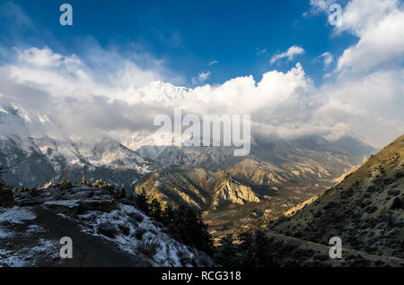 Annapurna III und Marsyangdi Tal von Ngawal Dorf gesehen, Annapurna Circuit, Nepal Stockfoto