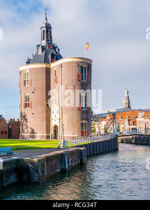 Drommedaris Wehrturm und zeichnen Brücke über den Kanal im alten Hafen, der historischen Altstadt von Enkhuizen, Noord-Holland, Niederlande Stockfoto