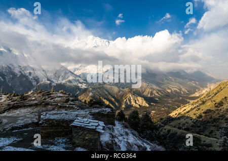 Annapurna III und Marsyangdi Tal von Ngawal Dorf gesehen, Annapurna Circuit, Nepal Stockfoto
