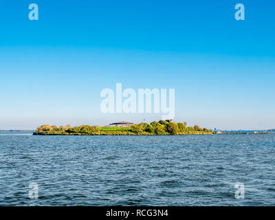 Man-made fort Insel Pampus mit Festung und Bootsanleger im IJmeer See in der Nähe von Amsterdam, Niederlande Stockfoto