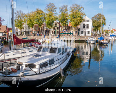 Boote im Yachthafen von kleinen Hafen in der Altstadt von Middelharnis auf Goeree-Overflakkee, Zuid-Holland, Niederlande Stockfoto