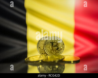 Bitcoin gold Münze und Defokussierten Flagge Belgiens Hintergrund. Virtuelle cryptocurrency Konzept. Stockfoto