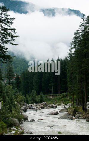 Manali, Himachal Pradesh/Indien - 08. August 2011: Der Fluss in Manali, Indien. Stockfoto