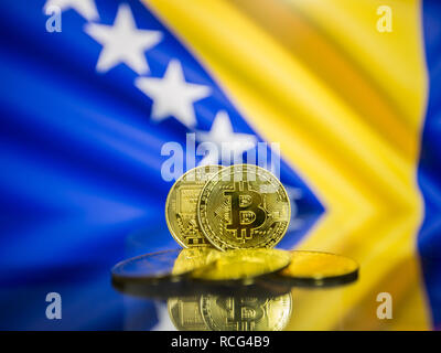 Bitcoin gold Münze und Defokussierten Flagge von Bosnien und Herzegowina Hintergrund. Stockfoto