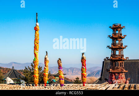 Die Pfanne mit ist eine brennende Joss aroma Räucherstäbchen oder Kerzen Blick vom Hua-Yang oder ESTER FRAILE DIEZ Tempel auf dem Berg in Nordkoreanischen terr entfernt Stockfoto