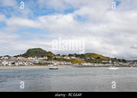 Blick über den Fluss Conwy, Deganwy im Norden von Wales. Stockfoto