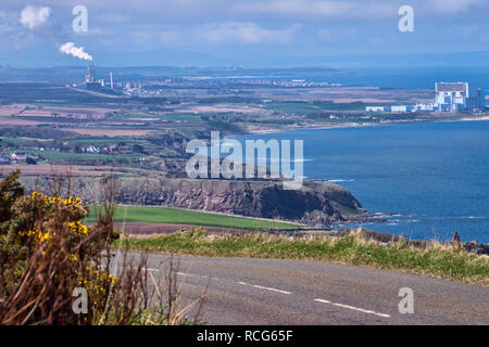 Blick nach Norden bis East Lothian Küste in Richtung Dunbar, Bass Rock, Kraftwerk Torness, von der A1, in der Nähe von Coldingham, Cove, Grenzen, Schottland, UK Stockfoto