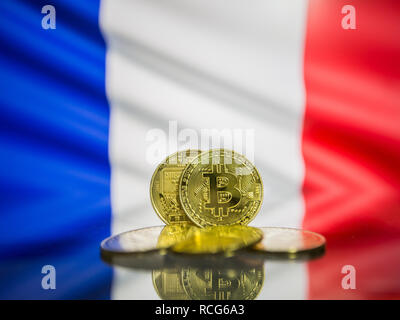 Bitcoin gold Münze und Defokussierten Flagge Frankreichs Hintergrund. Virtuelle cryptocurrency Konzept. Stockfoto