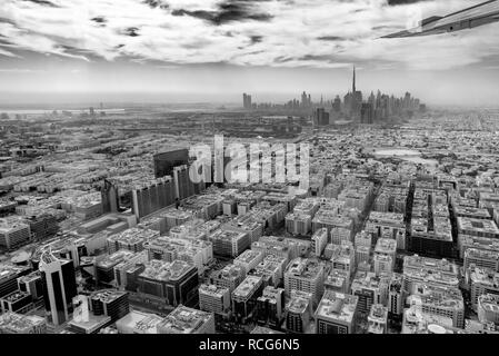 Luftaufnahme der Skyline von Dubai aus Flugzeug gesehen, Vereinigte Arabische Emirate Stockfoto