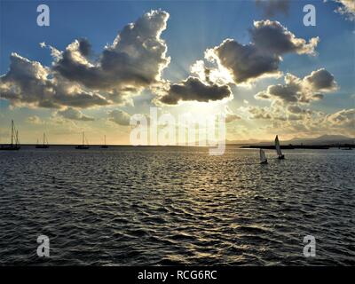 Schönen Himmel kurz vor Sonnenuntergang über Segelboote auf dem Ozean in Arrecife, Lanzarote, Kanarische Inseln Stockfoto