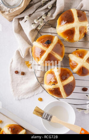 Traditionelle Hot Cross Buns und Zutaten für Ostern. Stockfoto