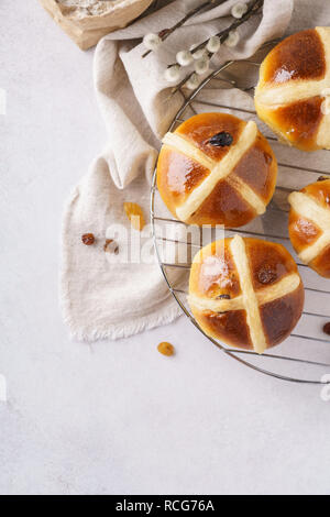 Hausgemachte Hot Cross Buns zum Frühstück. Süße Ostern behandelt. Stockfoto