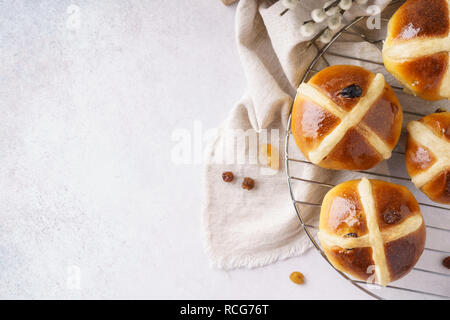 Osterfrühstück mit traditionellen Hot Cross Buns. Stockfoto