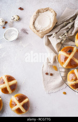 Traditionelle Hot Cross Buns und Zutaten für Ostern. Stockfoto