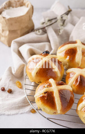 Hausgemachte Hot Cross Buns zum Frühstück. Süße Ostern behandelt. Stockfoto