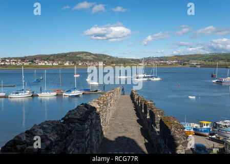 Blick auf den Fluss Conwy aus der alten Stadtmauer im Norden von Wales. Deganwy auf der gegenüberliegenden Seite. Stockfoto